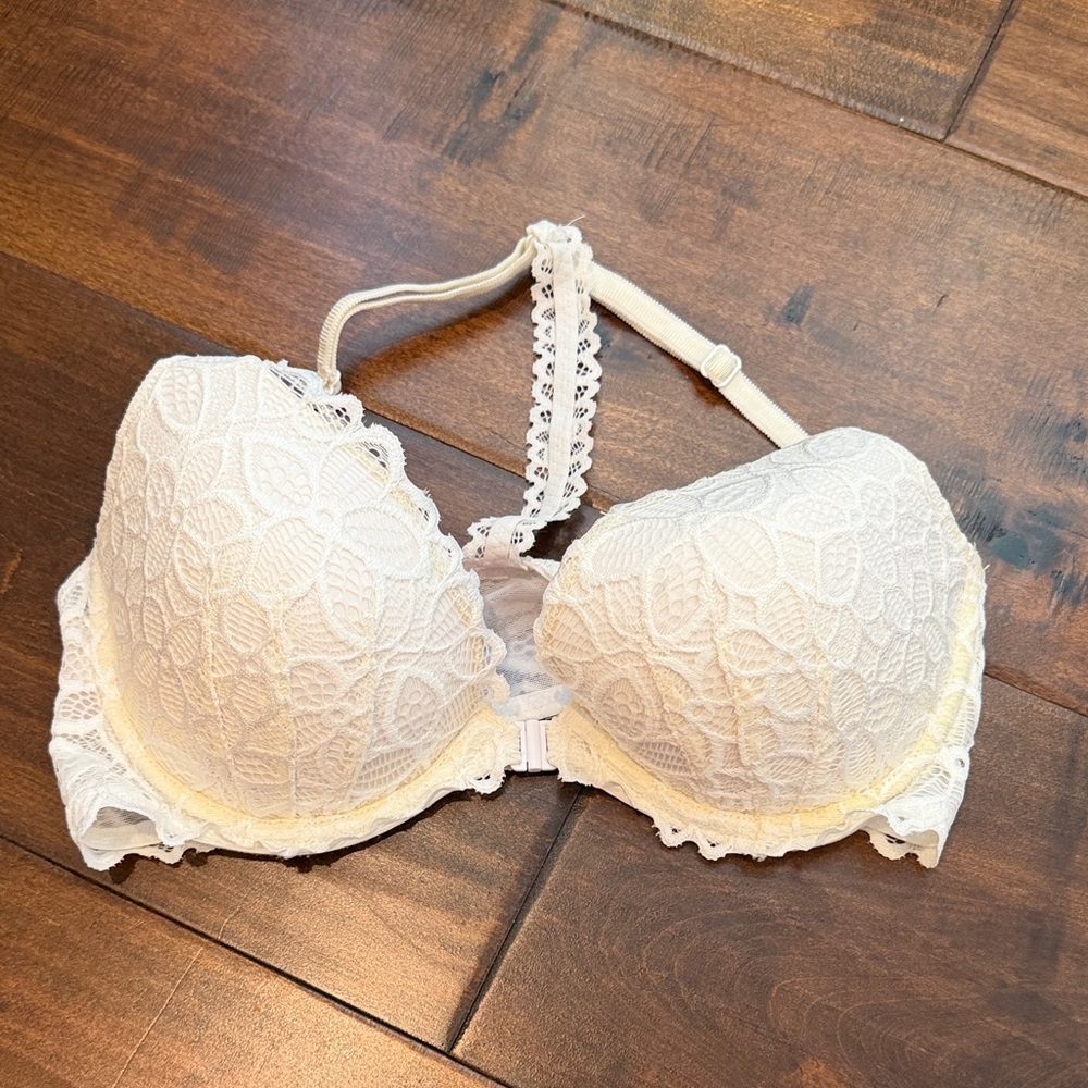 Victoria's Secret Lace Bra in Cream